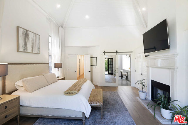 342 N Citrus Avenue, Los Angeles CA: https://media.crmls.org/mediaz/639c512a-6b73-4ab3-be7e-eed77f0ff9ee.jpg