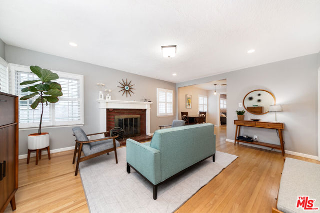 22021 De La Osa Street, Woodland Hills CA: https://media.crmls.org/mediaz/639c84b9-209c-4034-836e-2db3a5c96b10.jpg