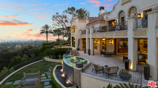 10066 Cielo Drive, Beverly Hills CA: https://media.crmls.org/mediaz/639cb46b-f69e-4f85-b2af-fcd38b843d74.jpg