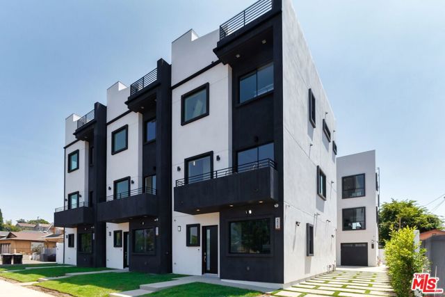 4830 1/2 W pickford Street, Los Angeles CA: https://media.crmls.org/mediaz/639d0693-d10d-428b-be92-7c6f09ac922d.jpg