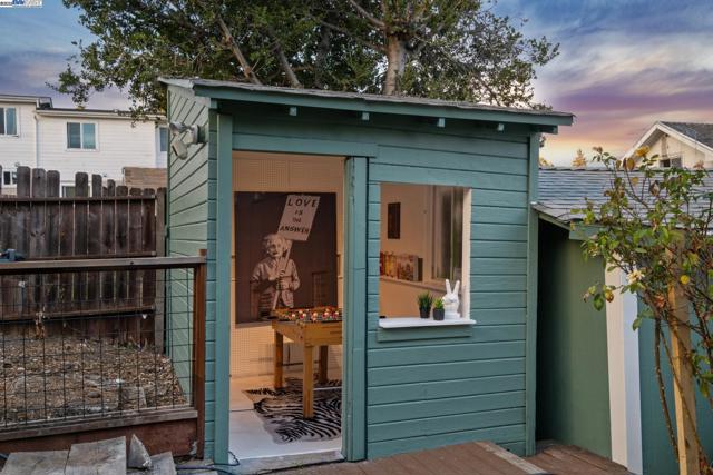 2449 26TH AVENUE, Oakland CA: https://media.crmls.org/mediaz/639dbc24-f519-49a5-94ad-bdd8347b61b6.jpg