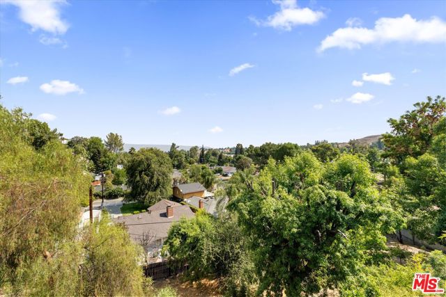 4950 Marmol Drive, Woodland Hills CA: https://media.crmls.org/mediaz/639ec355-8302-4a63-bec9-d3ea202d4665.jpg