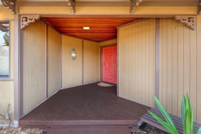 1553 Copa de Oro, La Jolla CA: https://media.crmls.org/mediaz/639f2fc5-c1f3-4c30-8b97-e508f57385f6.jpg