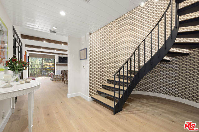 211 S Spalding Drive, Beverly Hills CA: https://media.crmls.org/mediaz/639f7b04-1ab3-4b34-81ed-72d0b4174a0e.jpg