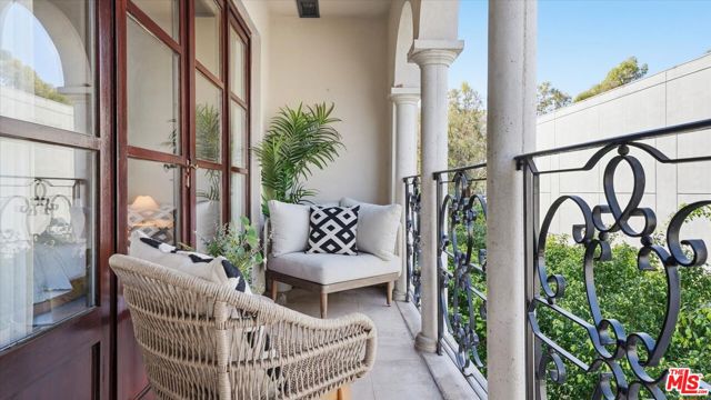 9249 Burton Way, Beverly Hills CA: https://media.crmls.org/mediaz/639fd99d-680d-4b7d-b88c-419884489114.jpg