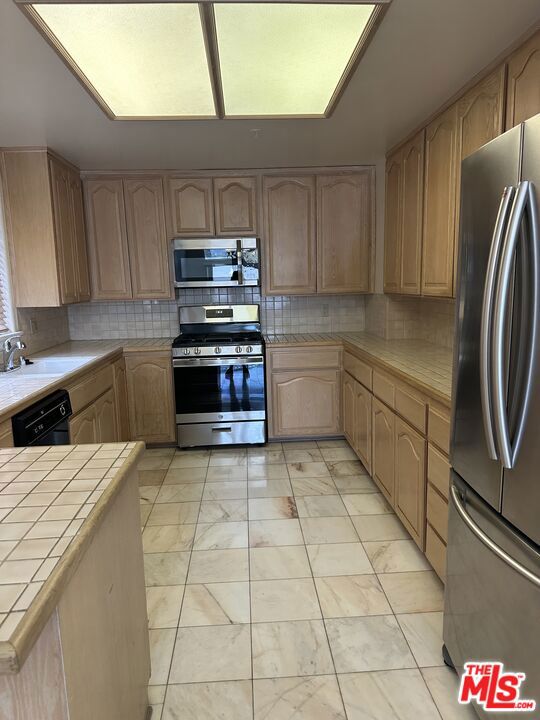 5319 Lindley Avenue, Tarzana CA: https://media.crmls.org/mediaz/63a0028b-8097-4a3b-b594-292965cefdc6.jpg