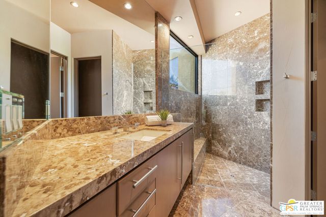 4 Paradise Cove Court, Rancho Mirage CA: https://media.crmls.org/mediaz/63a02f75-9639-4076-8d5b-0f4c401afbd5.jpg