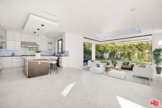 900 N Vista Street, Los Angeles CA: https://media.crmls.org/mediaz/63a073e7-283f-4200-afa3-101c69532bdc.jpg