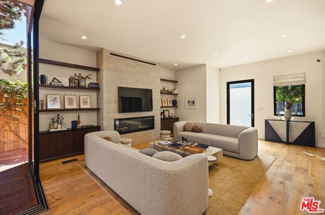 738 Superba Avenue photo 8