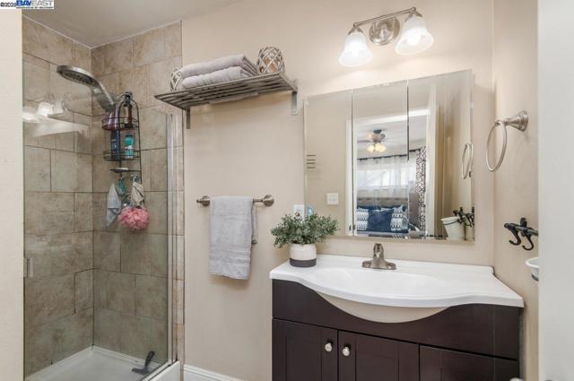 Image 18 of 36 For 16560 Russell Ct