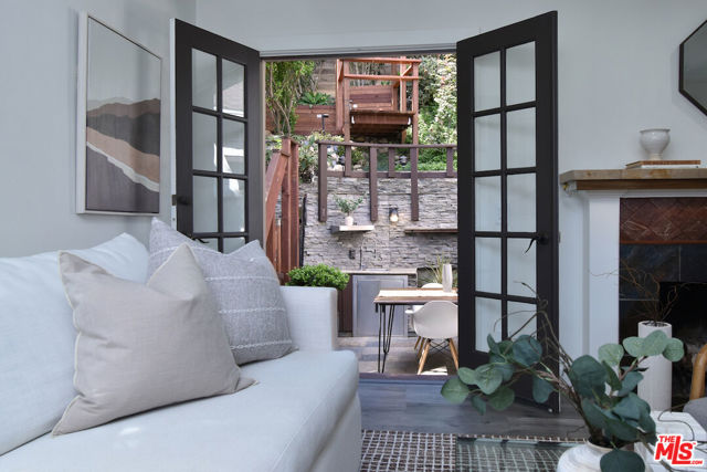15200 Del Gado Drive, Sherman Oaks CA: https://media.crmls.org/mediaz/63a163c9-28f3-4ec8-a5cc-4e826e114600.jpg