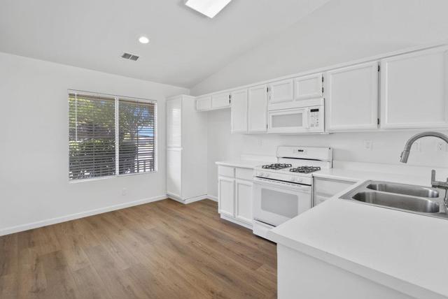 2301 Valley View Road, Hollister CA: https://media.crmls.org/mediaz/63a25dab-397c-4215-a890-2fc80c28d6cf.jpg