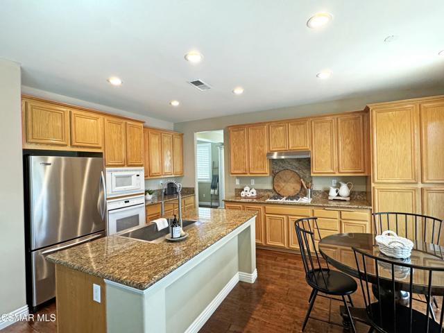 4950 Via Aurora, Newbury Park CA: https://media.crmls.org/mediaz/63a39278-44cd-46b4-a4a4-a4c1ef09eb92.jpg