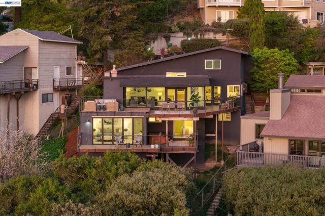 6801 ARMOUR DRIVE, Oakland CA: https://media.crmls.org/mediaz/63a3f223-0f71-4389-a382-87aedd9b63ad.jpg