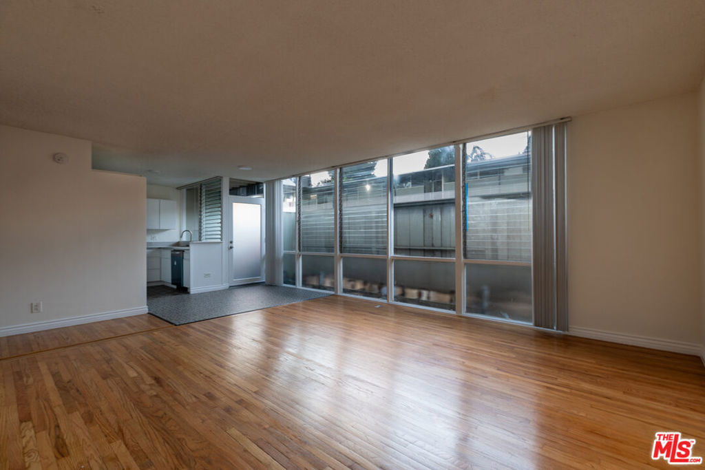 11131 ROSE Avenue #5