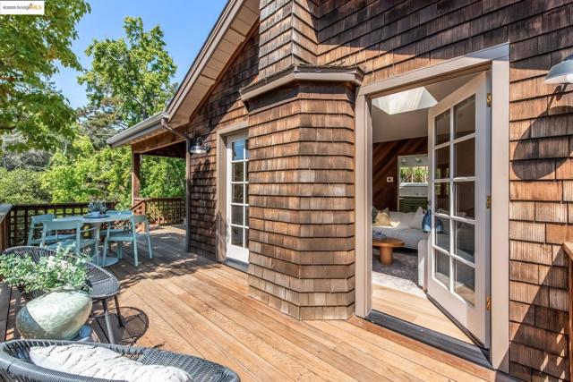 3176 Jordan Rd, Oakland CA: https://media.crmls.org/mediaz/63a4a2e4-9182-407c-9795-bbf7d3d8f505.jpg