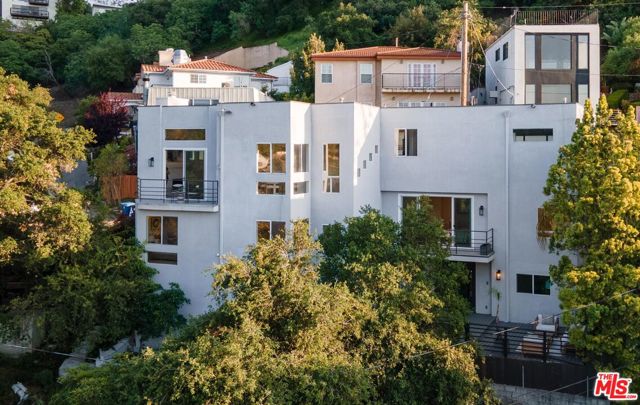 7209 Sunnydip Trail, Los Angeles CA: https://media.crmls.org/mediaz/63a4cb4e-8a2c-4a6d-8b78-534894604dd9.jpg
