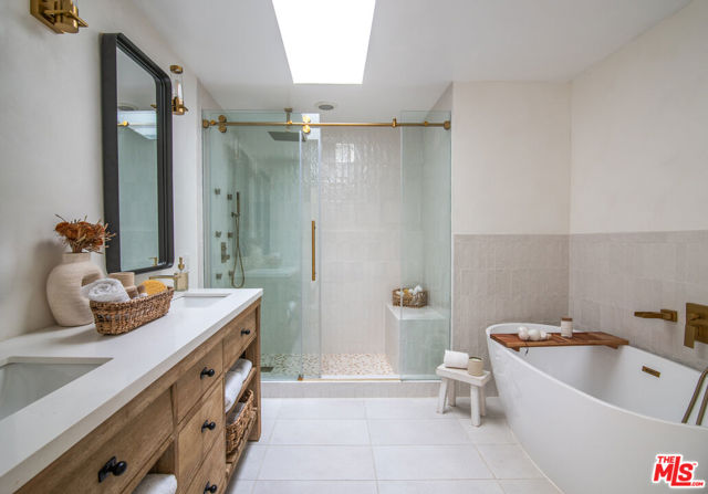 9265 Thrush Way, Los Angeles CA: https://media.crmls.org/mediaz/63a553c4-69d4-441a-be19-687b4903716a.jpg