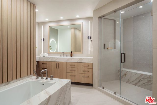 300 N Swall Drive, Beverly Hills CA: https://media.crmls.org/mediaz/63a56281-0176-4ddb-8f0e-43d59cdc0686.jpg