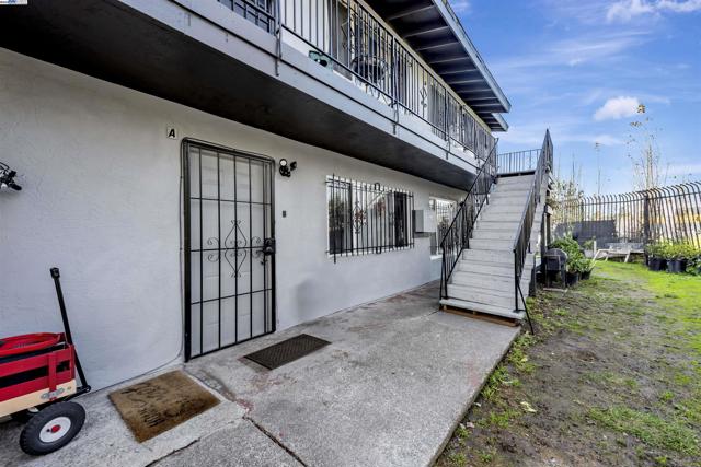 107 Catron Dr, Oakland CA: https://media.crmls.org/mediaz/63a5723d-d374-490a-b733-2b4e2a822d11.jpg