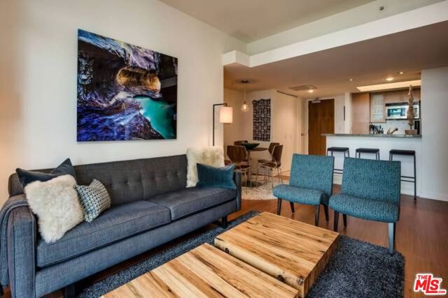 13700 Marina Pointe Drive, Venice CA: https://media.crmls.org/mediaz/63a6c4bc-fc78-41ef-bfb2-a46d28a162bd.jpg