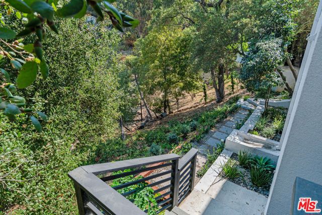 7209 Sunnydip Trail, Los Angeles CA: https://media.crmls.org/mediaz/63a6f629-a2f5-46ad-ab72-afe2016ecb5b.jpg
