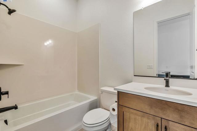 665 River Bend Dr, Lathrop CA: https://media.crmls.org/mediaz/63a752ff-ea6b-4e43-9ebf-3b4136433ff9.jpg