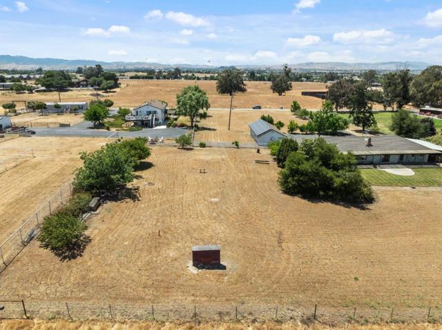 307 Mansfield Road, Hollister CA: https://media.crmls.org/mediaz/63a7eb68-dadf-488f-be67-b64ea9fc5837.jpg