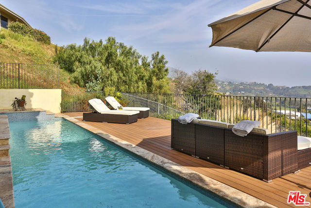 3504 Coast View Drive, Malibu CA: https://media.crmls.org/mediaz/63a82d6f-771f-4223-aa89-abce89b34077.jpg