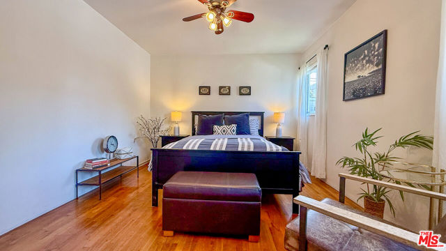 2403 Ocean Avenue, Venice CA: https://media.crmls.org/mediaz/63a89175-3a20-4b6c-820f-c9d3a88d9d01.jpg