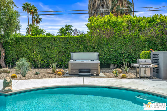 281 E Ocotillo Avenue, Palm Springs CA: https://media.crmls.org/mediaz/63a8b166-9b42-4f8e-9a6d-2cddab82429d.jpg
