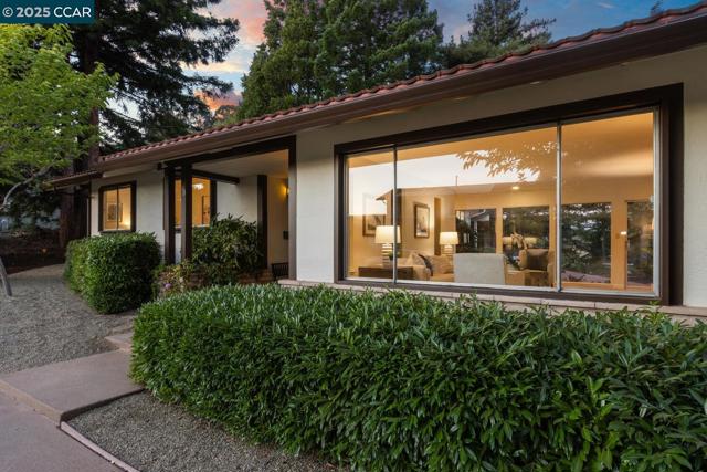 140 Warfield Drive, Moraga CA: https://media.crmls.org/mediaz/63a9007a-749d-43f8-96df-650080d33f91.jpg