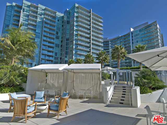13700 Marina Pointe Drive, Marina del Rey CA: https://media.crmls.org/mediaz/63a913ce-330f-4f03-b841-1b51d2f10449.jpg