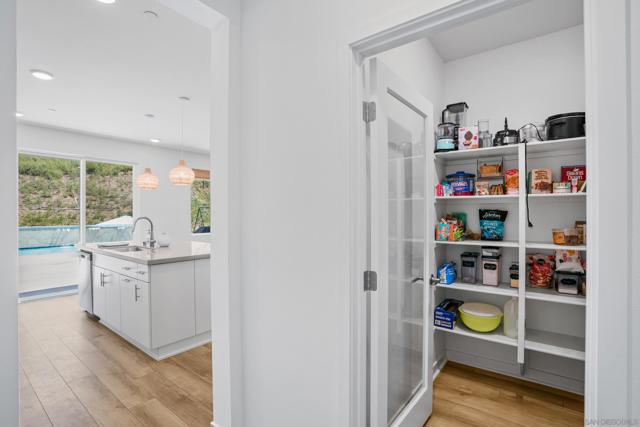 35111 Cooper Pl, Fallbrook CA: https://media.crmls.org/mediaz/63a9879f-cba3-49a5-a6ed-7d76d57fbdb4.jpg