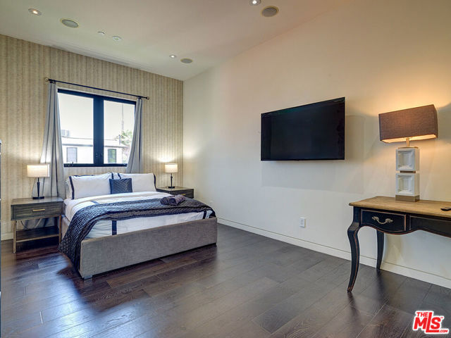 6360 Maryland Drive, Los Angeles CA: https://media.crmls.org/mediaz/63a9dbce-4f09-45b4-aa2d-7e9583ddd177.jpg