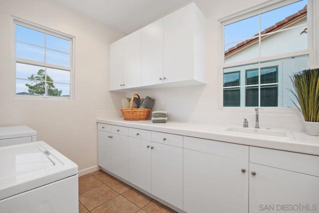4772 Sunset Heights Ct, San Diego CA: https://media.crmls.org/mediaz/63ac86fe-7253-4aa2-89ed-b47fcab7e560.jpg