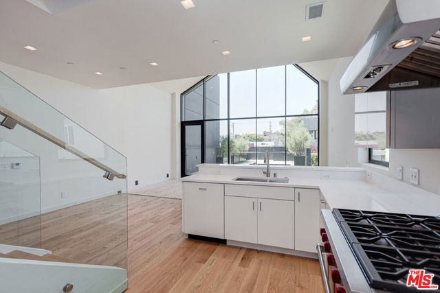 209 Hollister Avenue photo 12