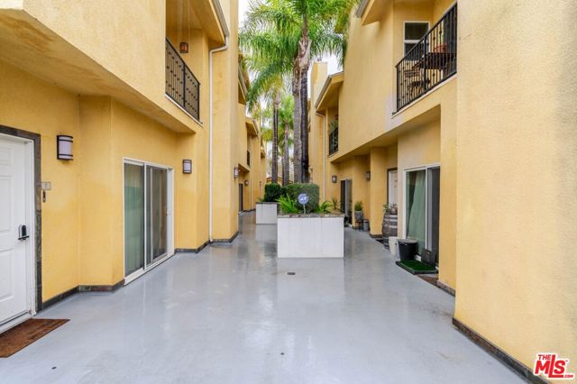 5521 Kester Avenue, Sherman Oaks CA: https://media.crmls.org/mediaz/63ada9a7-b7eb-4317-b859-3db27be3821a.jpg