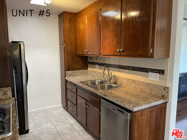 938 20th Street, Santa Monica CA: https://media.crmls.org/mediaz/63ae6b43-288d-46a7-adf0-947ef5a8f3bf.jpg