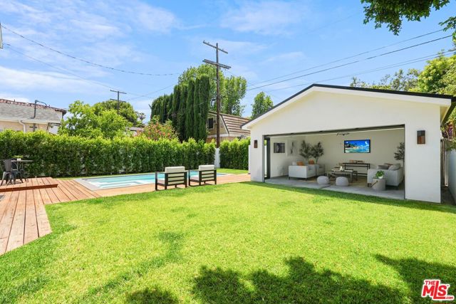 4153 Vantage Avenue, Studio City CA: https://media.crmls.org/mediaz/63aedd94-48d9-4cff-b601-40618c473f81.jpg