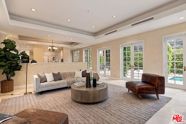 110 N Oakhurst Drive, Beverly Hills CA: https://media.crmls.org/mediaz/63af8d41-0c80-4d95-8039-7c1faa07541d.jpg