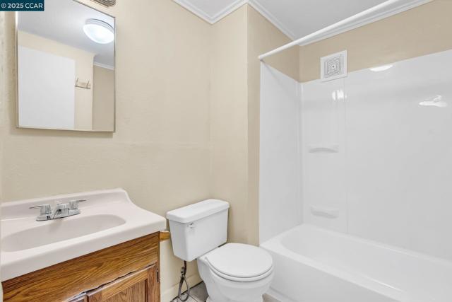 2150 35Th Ave, Oakland CA: https://media.crmls.org/mediaz/63afbc7c-c917-42d8-a17b-d118b69a3759.jpg