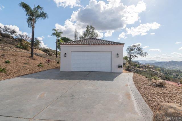 1810 Via Ladera, Fallbrook CA: https://media.crmls.org/mediaz/63afe41a-6bfc-4d55-944b-aad5066aef68.jpg