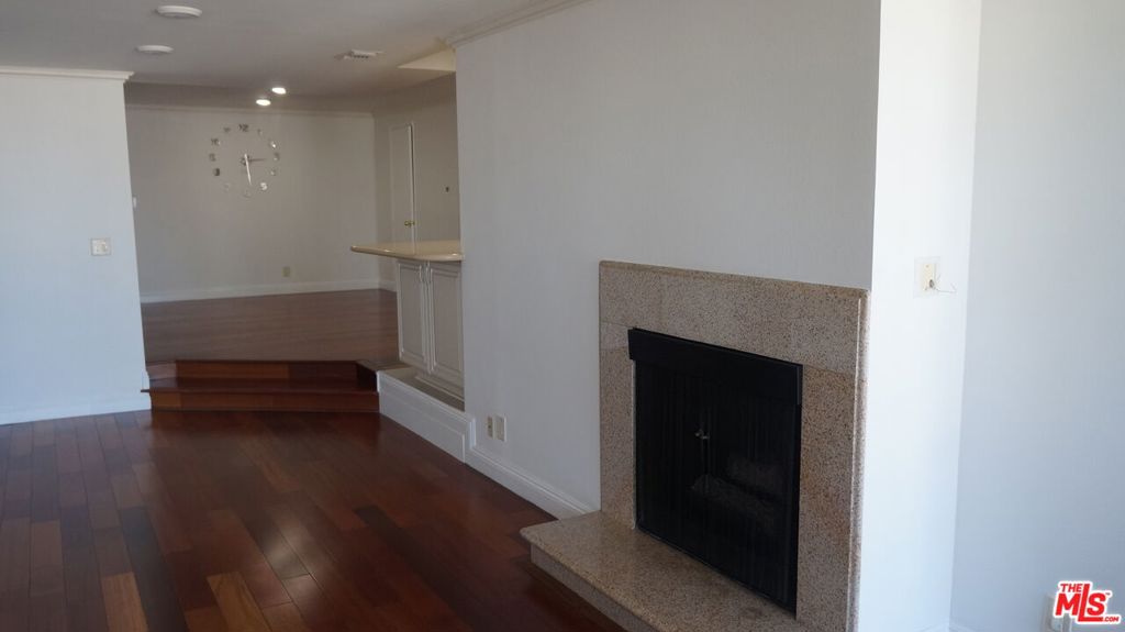 137 S Palm Drive #405