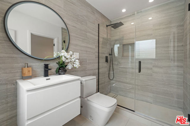 712 N RODEO Drive, Beverly Hills CA: https://media.crmls.org/mediaz/63b0514d-827c-4bf2-a48f-3ef686a2f48d.jpg