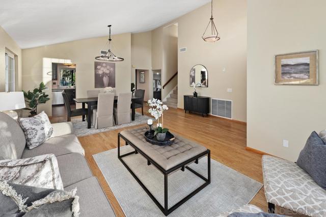 7233 Canyon Hill Ct, San Diego CA: https://media.crmls.org/mediaz/63b11919-dc94-42dc-85cf-85d531d9fe15.jpg