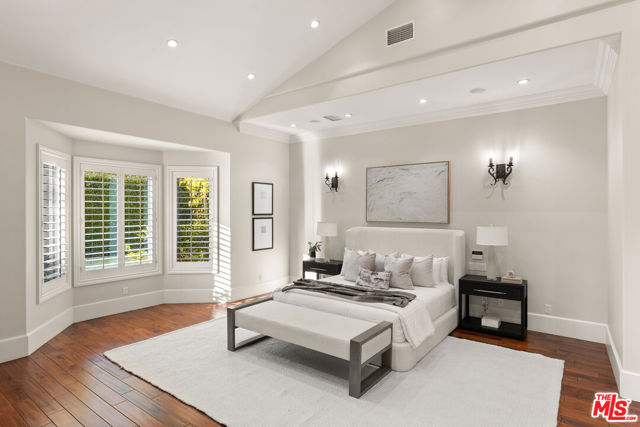 13845 Magnolia Boulevard, Sherman Oaks CA: https://media.crmls.org/mediaz/63b1a476-71ff-402d-8099-5fd31e513dc6.jpg
