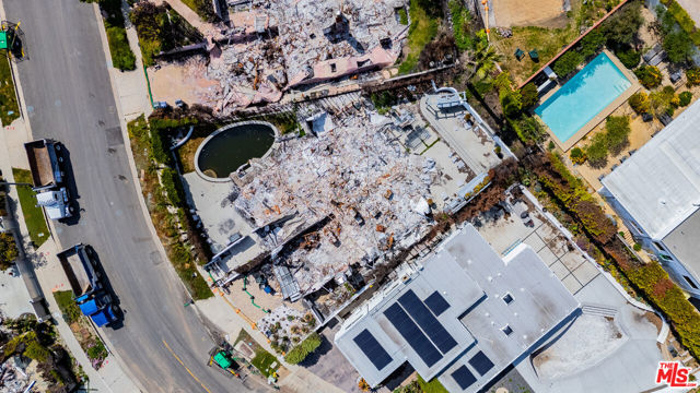 18105 Wakecrest Drive, Malibu CA: https://media.crmls.org/mediaz/63b1a613-d8c1-4e2a-b7b0-8093c034c181.jpg