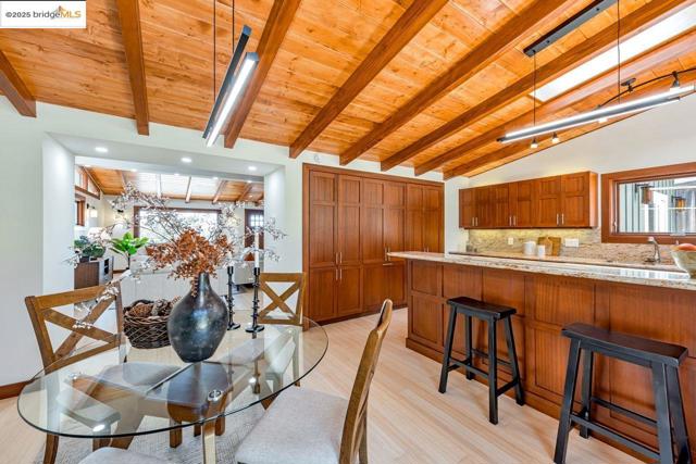 6815 Paso Robles Dr, Oakland CA: https://media.crmls.org/mediaz/63b23553-91bb-4242-a363-d24d9fabedd8.jpg