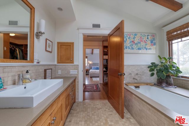 933 W Venezia Avenue, Venice CA: https://media.crmls.org/mediaz/63b24cad-bf87-4d34-8809-3656646d7016.jpg
